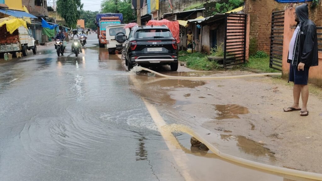 लगातार 3 दिन से बारिश से घरों में घुसा पानी, मोटरों के सहारे घर से निकाला जा रहा है पानी