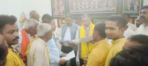 रेवारातु में 8 एकड़ भूमि पर पत्थर माफियाओं का अवैध तरीके से कब्जा, ग्रामीणों ने सांसद को सौंपा ज्ञापन