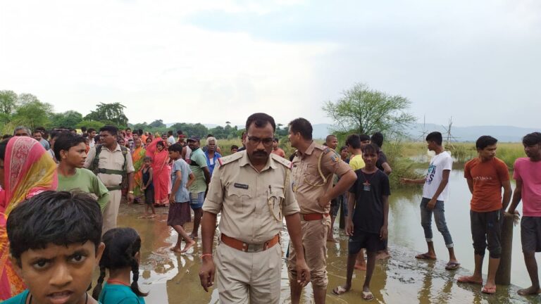 पेड़ से लटक कर युवक ने की आत्महत्या, पुलिस जांच में जुटी