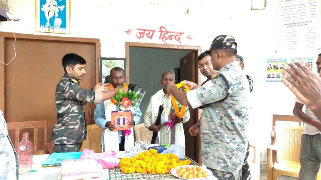 सेवानिवृत्त चौकीदारों को गारू थाना में दी गई भावभीनी विदाई, सेवाभाव को किया गया सम्मानित