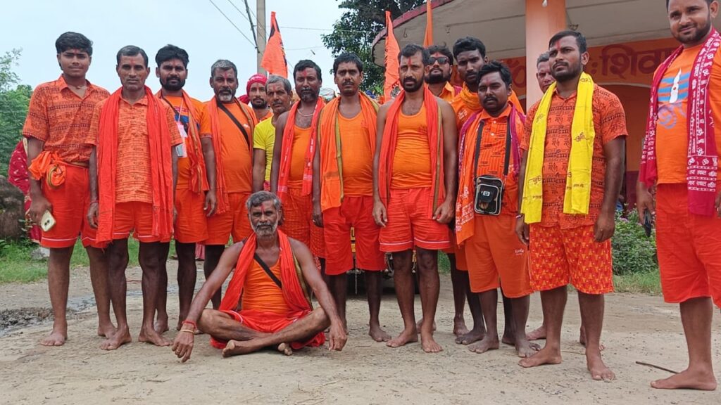 बोल बम के जयकारों से गूंजा सतबरवा: कांवरियों का जत्था खामडीह से रवाना
