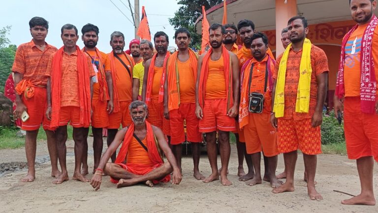 बोल बम के जयकारों से गूंजा सतबरवा: कांवरियों का जत्था खामडीह से रवाना