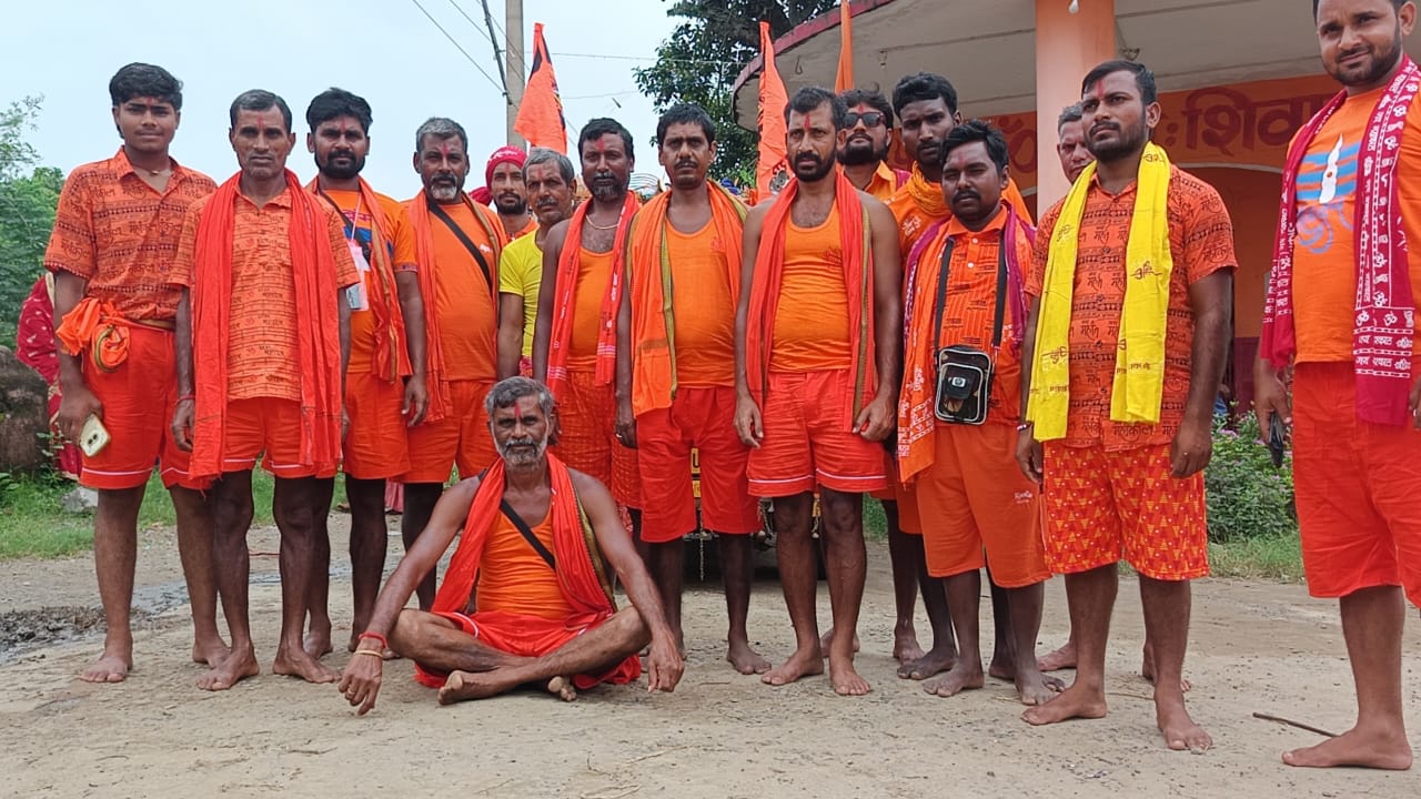 बोल बम के जयकारों से गूंजा सतबरवा: कांवरियों का जत्था खामडीह से रवाना