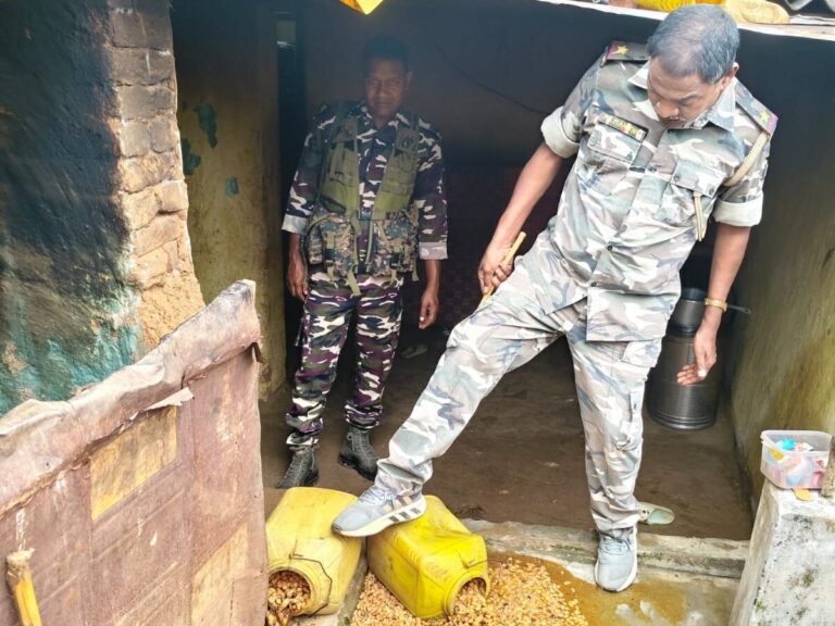 सरयू बाजार के पास पुलिस ने 20 किलो जावा महुआ किया नष्ट