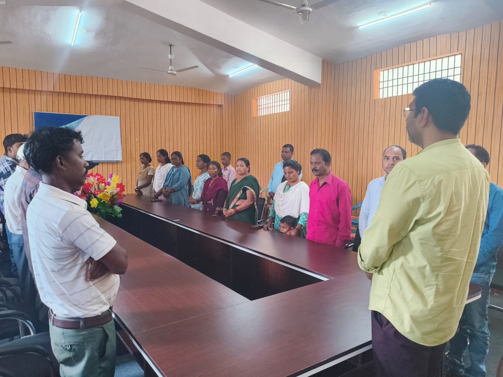 पूर्व मुख्यमंत्री शिबू सोरेन के निधन पर गारु प्रखंड कार्यालय में शोकसभा, दो दिन रहेगा कार्यालय बंद पूर्व मुख्यमंत्री शिबू सोरेन के निधन पर गारु प्रखंड कार्यालय में शोकसभा, दो दिन रहेगा कार्यालय बंद