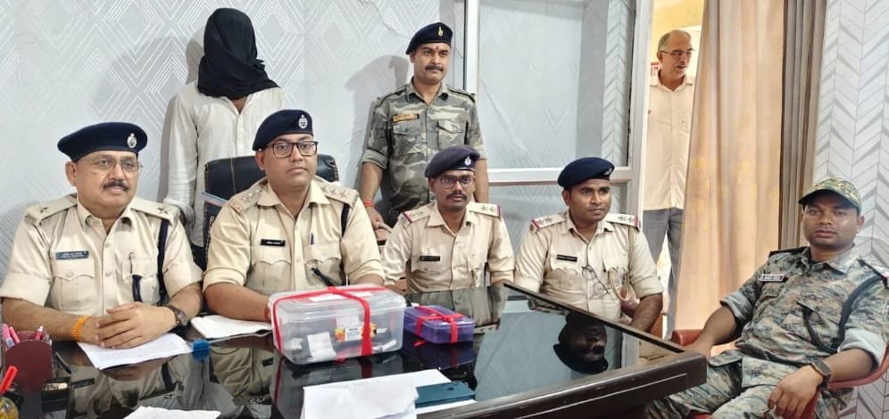 करमडीह चौक गोलीकांड का खुलासा, एक गिरफ्तार, हथियार व बाइक बरामद करमडीह चौक गोलीकांड का खुलासा, एक गिरफ्तार, हथियार व बाइक बरामद