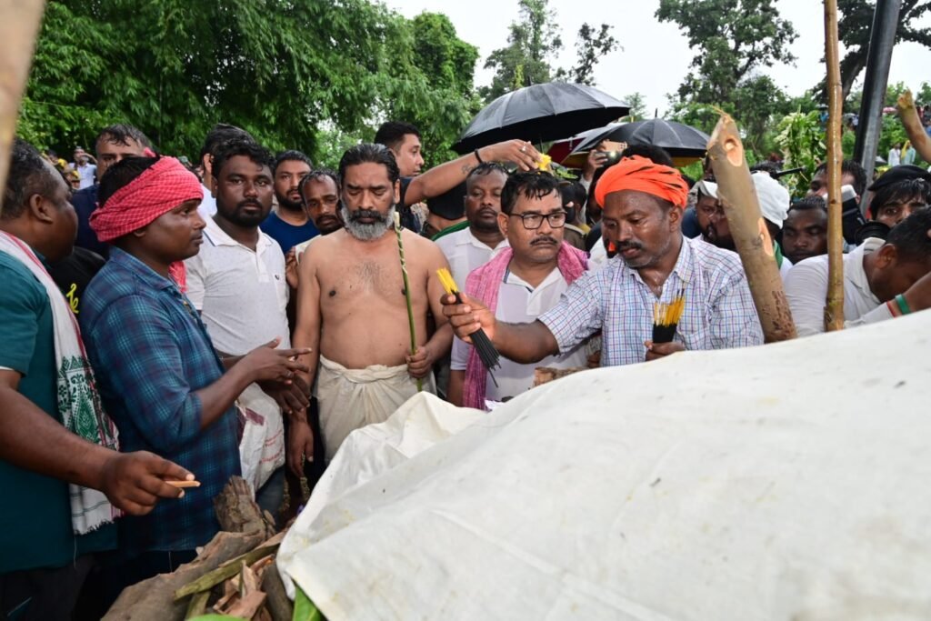झारखंड आंदोलन के महानायक दिशोम गुरु शिबू सोरेन पंचतत्व में विलीन, नेमरा गांव में उमड़ा जनसैलाब झारखंड आंदोलन के महानायक दिशोम गुरु शिबू सोरेन पंचतत्व में विलीन, नेमरा गांव में उमड़ा जनसैलाब
