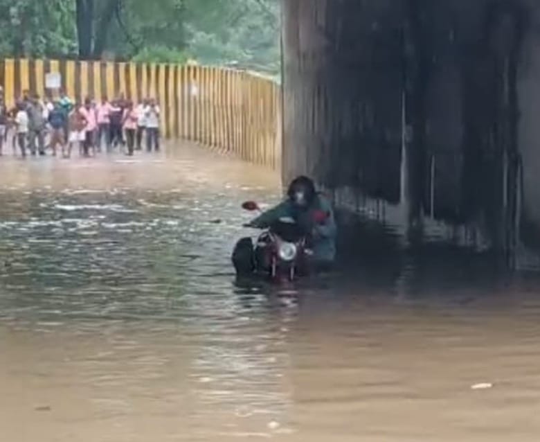 नगर उंटारी व रमना अंडरपास में जलजमाव से जनजीवन प्रभावित, समाधान नहीं होने पर आंदोलन की चेतावनी नगर उंटारी व रमना अंडरपास में जलजमाव से जनजीवन प्रभावित, समाधान नहीं होने पर आंदोलन की चेतावनी