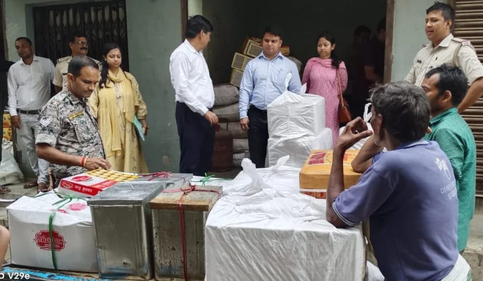 गढ़वा: रक्षाबंधन से पहले नकली मिठाई कारोबार पर एसडीएम की बड़ी कार्रवाई, कई कुंटल मिठाइयां नष्ट, गोदाम सील गढ़वा: रक्षाबंधन से पहले नकली मिठाई कारोबार पर एसडीएम की बड़ी कार्रवाई, कई कुंटल मिठाइयां नष्ट, गोदाम सील