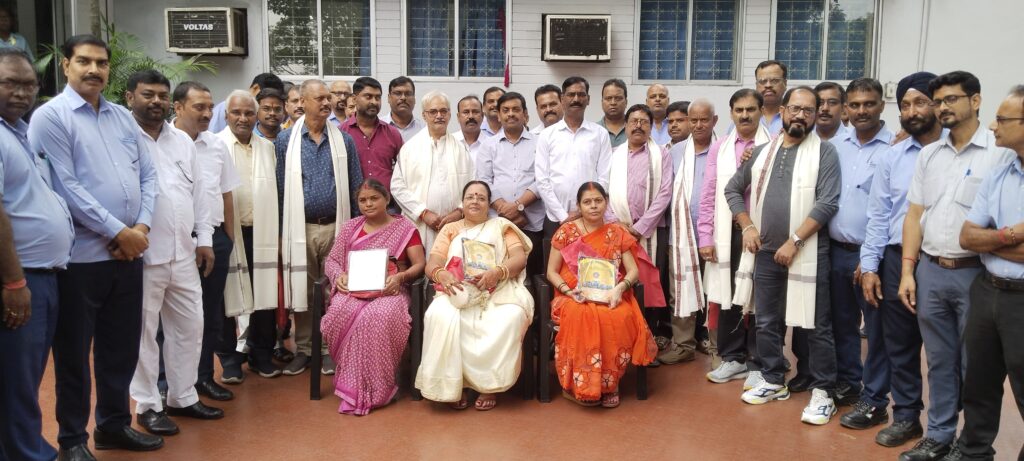 टाटा मोटर्स वर्कर्स यूनियन में सम्मान सह विदाई समारोह आयोजित टाटा मोटर्स वर्कर्स यूनियन में सम्मान सह विदाई समारोह आयोजित