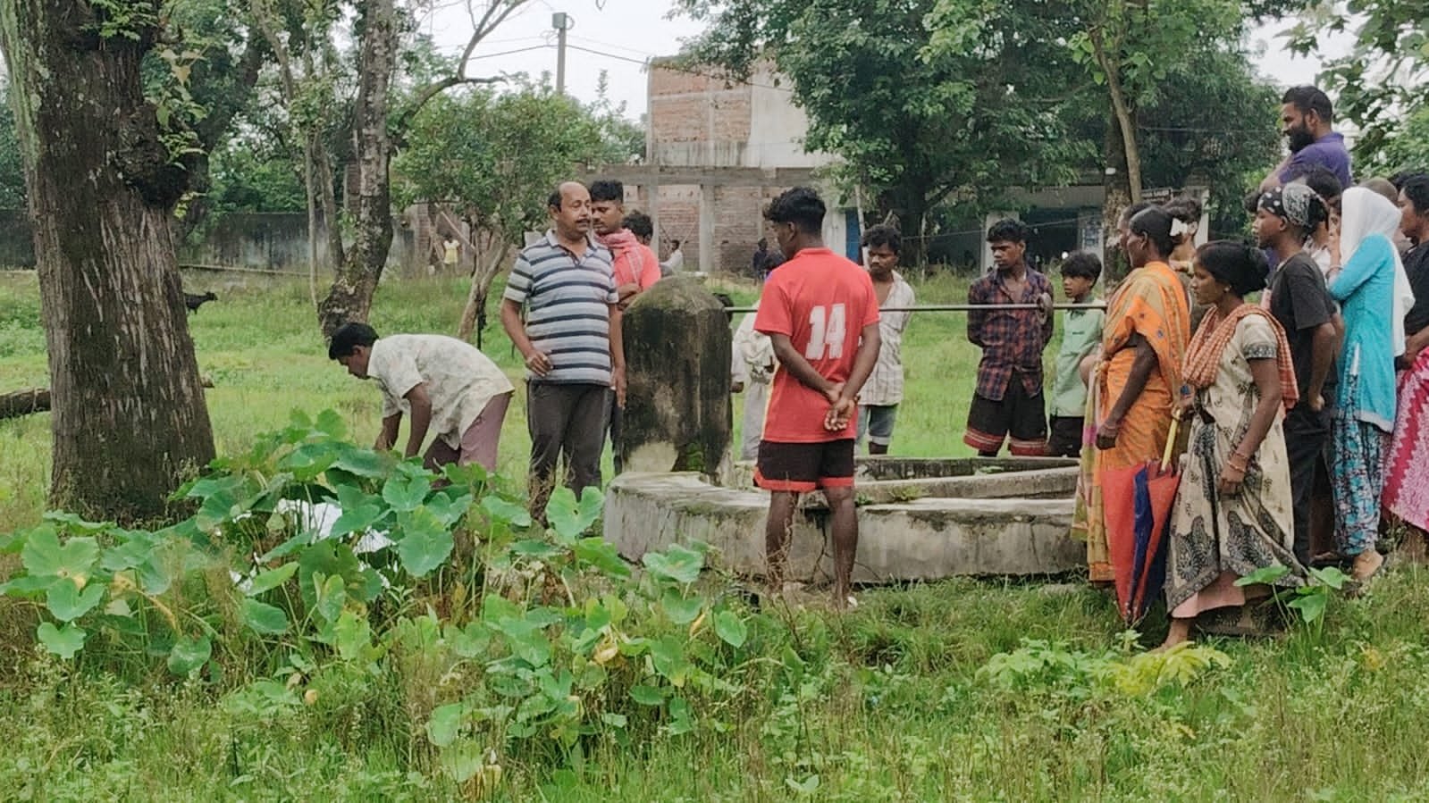 गम्हरिया चौक के कुएं में मिला युवक का शव, इलाके में फैली सनसनी गम्हरिया चौक के कुएं में मिला युवक का शव, इलाके में फैली सनसनी