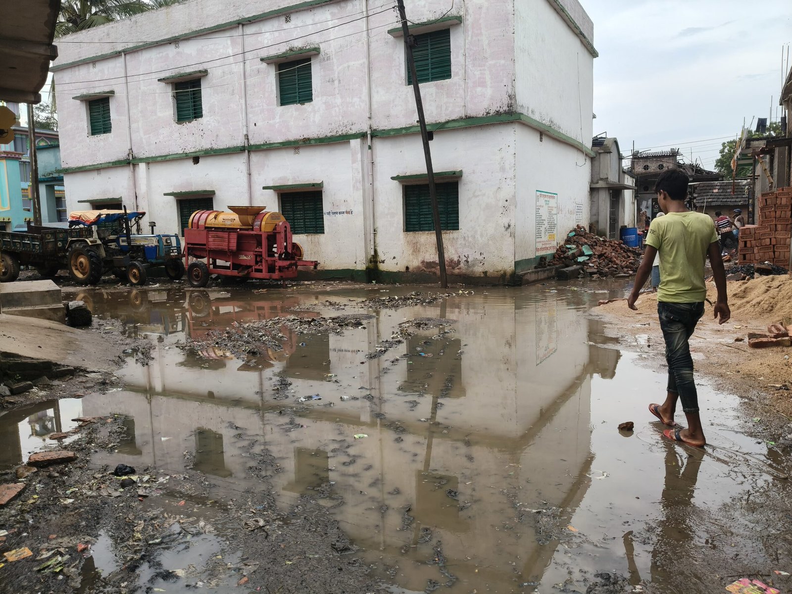 मिर्जापुर पंचायत में सड़क पर कचरे और जलजमाव से ग्रामीण परेशान, बीमारियों का बढ़ा खतरा मिर्जापुर पंचायत में सड़क पर कचरे और जलजमाव से ग्रामीण परेशान, बीमारियों का बढ़ा खतरा