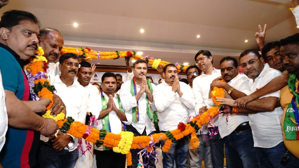 चमड़िया गेस्ट हाउस व उलियान समाधि स्थल पर निर्मल महतो को श्रद्धांजलि अर्पित की आजसू चमड़िया गेस्ट हाउस व उलियान समाधि स्थल पर निर्मल महतो को श्रद्धांजलि अर्पित की आजसू