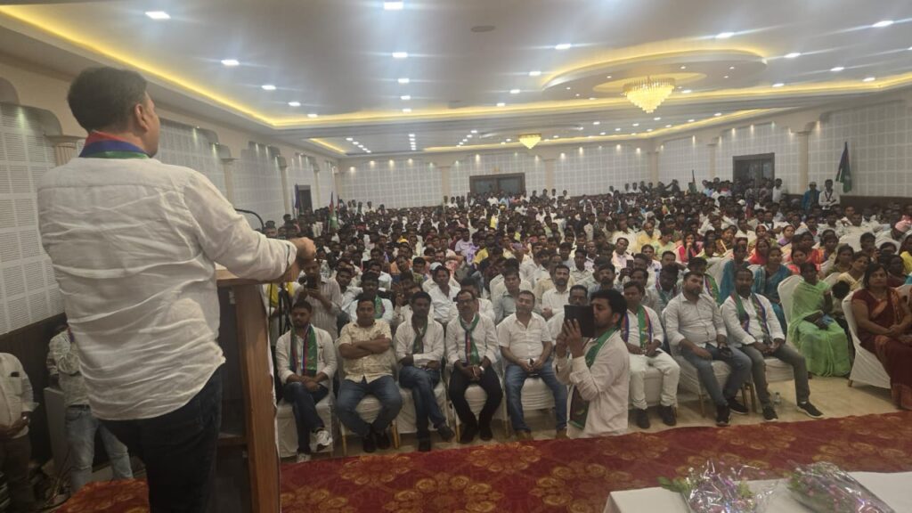 चमड़िया गेस्ट हाउस व उलियान समाधि स्थल पर निर्मल महतो को श्रद्धांजलि अर्पित की आजसू चमड़िया गेस्ट हाउस व उलियान समाधि स्थल पर निर्मल महतो को श्रद्धांजलि अर्पित की आजसू
