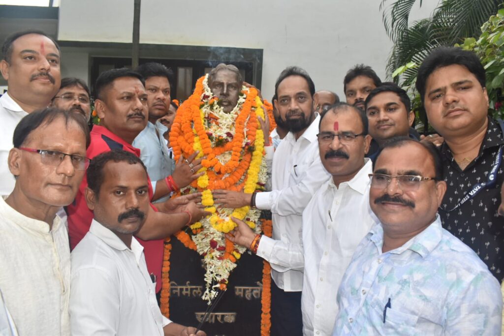 सांसद बिद्युत वरण महतो निर्मल दा को दिये श्रद्धांजलि सांसद बिद्युत वरण महतो निर्मल दा को दिये श्रद्धांजलि