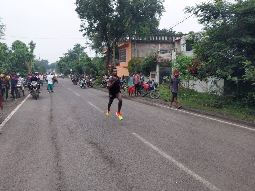 विश्व आदिवासी दिवस पर मैराथन में रंजीत किस्कू बने विजेता
