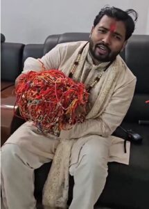 खान सर को राखी बांधने के लिए बहनों को करनी पड़ी मशक्कत ,15000 राखियां बंधी खान सर के कलाई पर