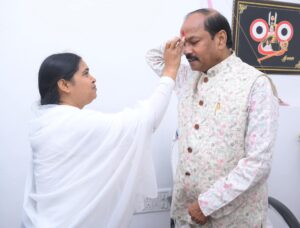 सैकड़ों बहनें जन प्रिय भाई रघुवर दास के कलाई पर राखी बांधी