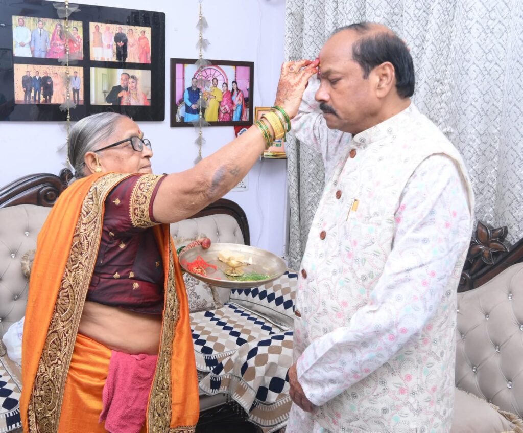 सैकड़ों बहनें जन प्रिय भाई रघुवर दास के कलाई पर राखी बांधी सैकड़ों बहनें जन प्रिय भाई रघुवर दास के कलाई पर राखी बांधी