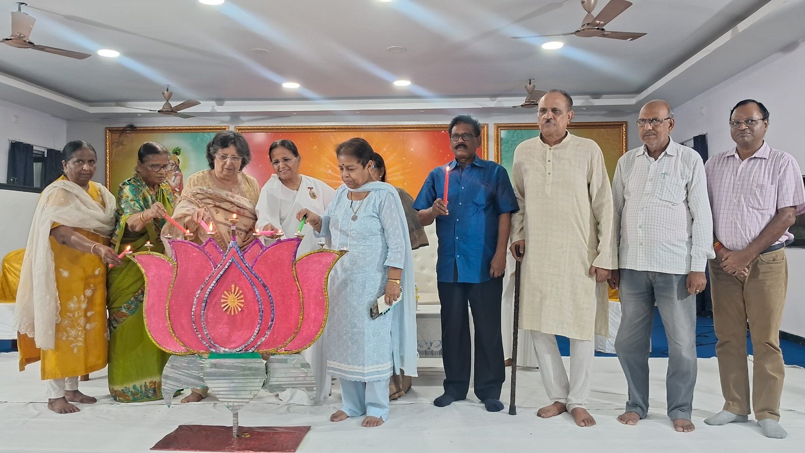 यूनिवर्सल पीस पैलेस में श्रद्धापूर्वक मनाया गया रक्षाबंधन का त्योहार यूनिवर्सल पीस पैलेस में श्रद्धापूर्वक मनाया गया रक्षाबंधन का त्योहार