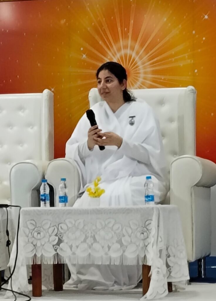 यूनिवर्सल पीस पैलेस में श्रद्धापूर्वक मनाया गया रक्षाबंधन का त्योहार यूनिवर्सल पीस पैलेस में श्रद्धापूर्वक मनाया गया रक्षाबंधन का त्योहार