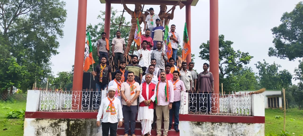 लातेहार में भाजपा ने चलाया स्वच्छता अभियान, महापुरुषों की प्रतिमा पर माल्यार्पण लातेहार में भाजपा ने चलाया स्वच्छता अभियान, महापुरुषों की प्रतिमा पर माल्यार्पण