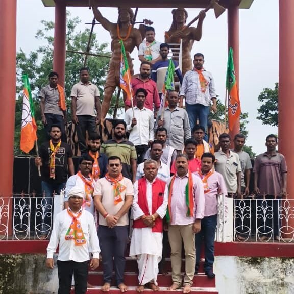 लातेहार में भाजपा ने चलाया स्वच्छता अभियान, महापुरुषों की प्रतिमा पर माल्यार्पण लातेहार में भाजपा ने चलाया स्वच्छता अभियान, महापुरुषों की प्रतिमा पर माल्यार्पण