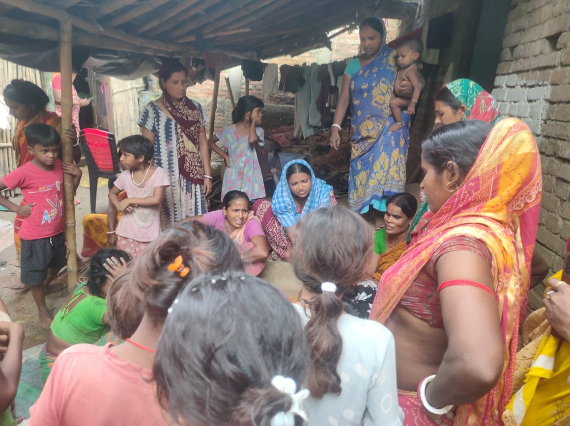 घर का छज्जा गिरने से एक बच्चे की मौत,रोते-रोते बिलखते परिजन। घर का छज्जा गिरने से एक बच्चे की मौत,रोते-रोते बिलखते परिजन।