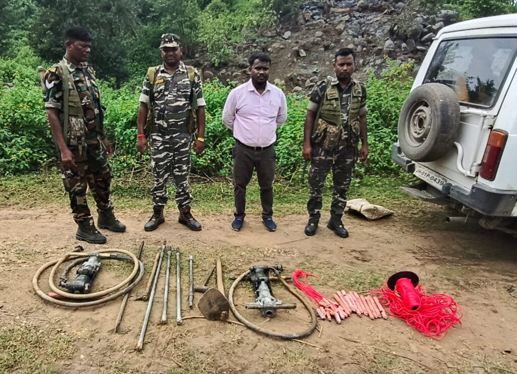 छत्तरपुर:अवैध खनन करते दो ट्रैक्टर जब्त, खान निरीक्षक ने की कार्रवाई छत्तरपुर:अवैध खनन करते दो ट्रैक्टर जब्त, खान निरीक्षक ने की कार्रवाई