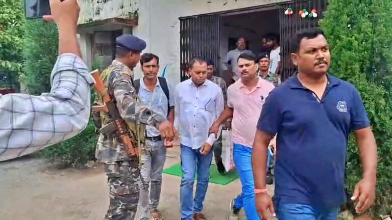 गुमला:प्रधान लेखापाल रिश्वत लेते रंगे हाथ गिरफ्तार