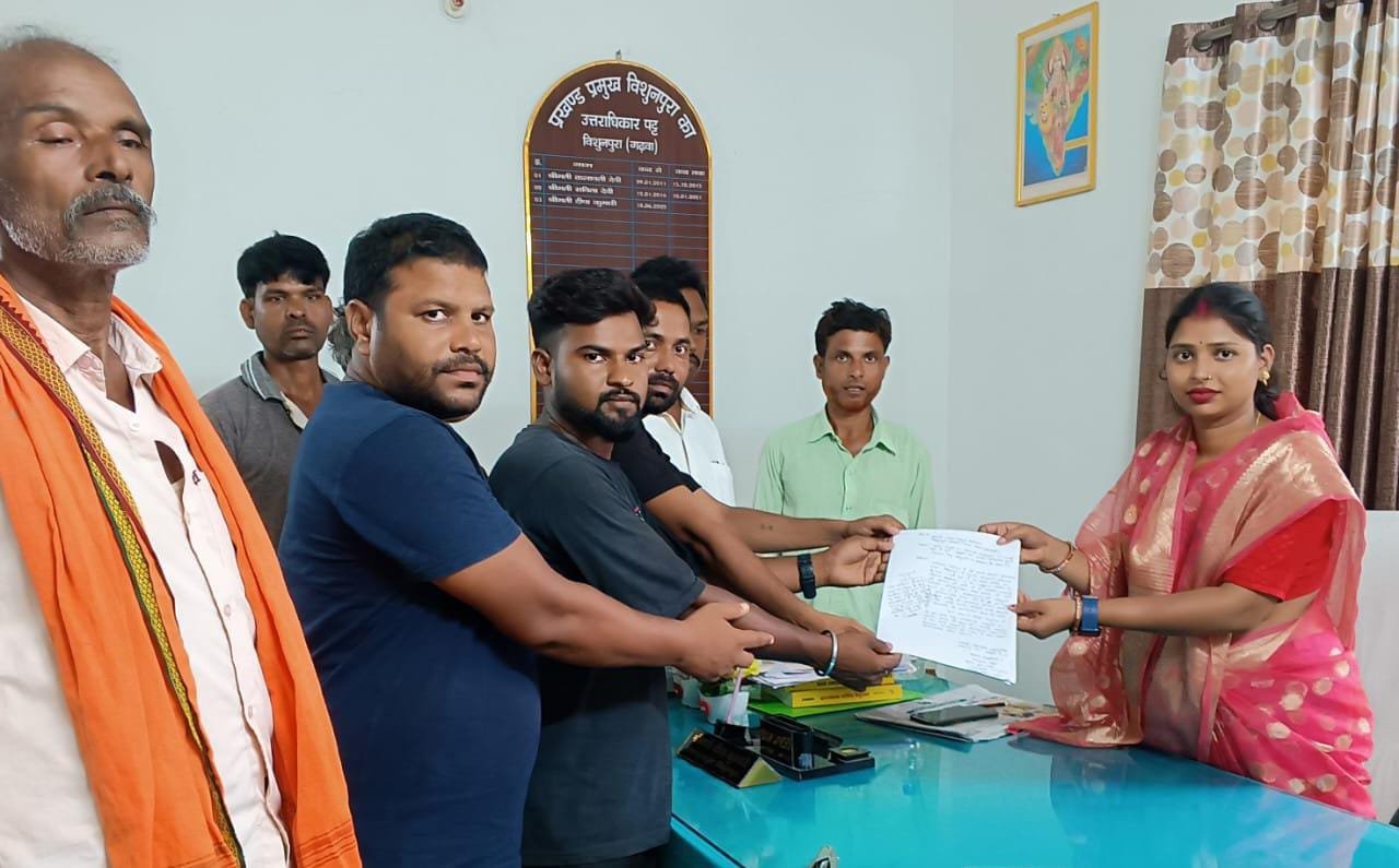बिशुनपुरा में अंबेडकर की आदमकद प्रतिमा स्थापना को लेकर नवयुवक संघ ने प्रमुख को आवेदन सौंपा