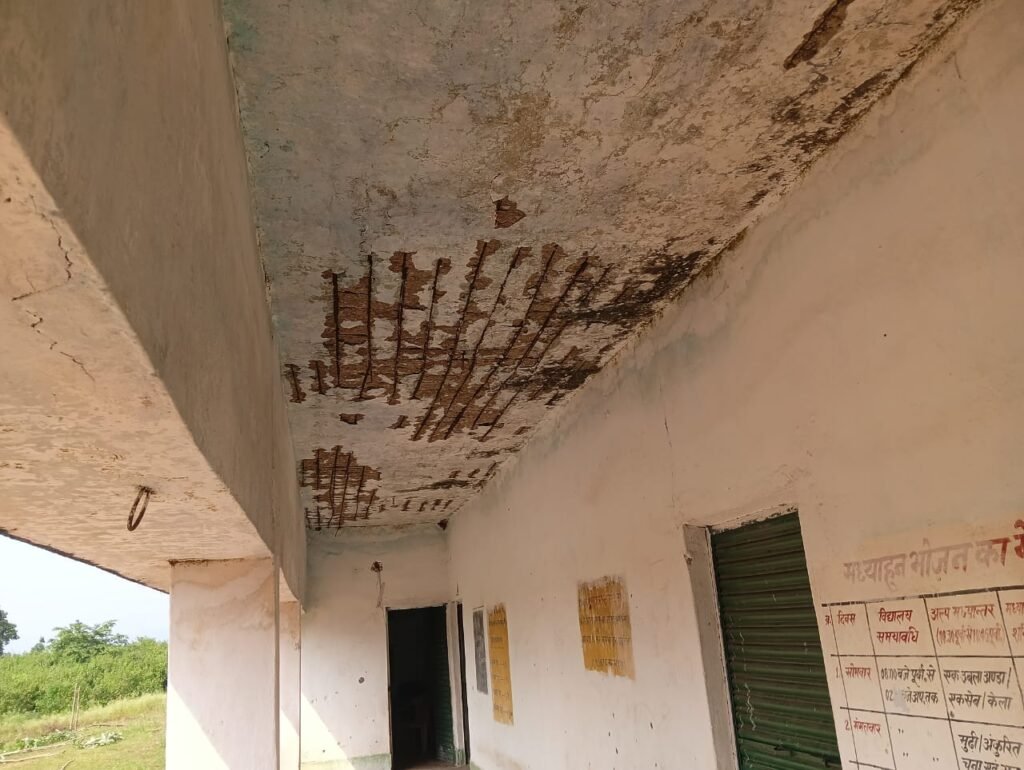 वकुलावन विद्यालय पर बदहाली का साया:सड़क,पानी और भवन मरम्मत की पुकार, खबर चलाने पर शिक्षक पर दबाव वकुलावन विद्यालय पर बदहाली का साया:सड़क,पानी और भवन मरम्मत की पुकार, खबर चलाने पर शिक्षक पर दबाव