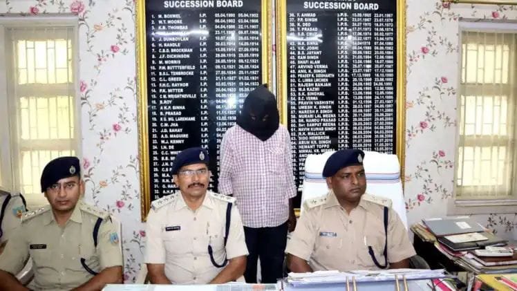 दुमका में बुजुर्ग दंपत्ति की हत्या,आरोपी दामाद गिरफ्तार दुमका में बुजुर्ग दंपत्ति की हत्या,आरोपी दामाद गिरफ्तार