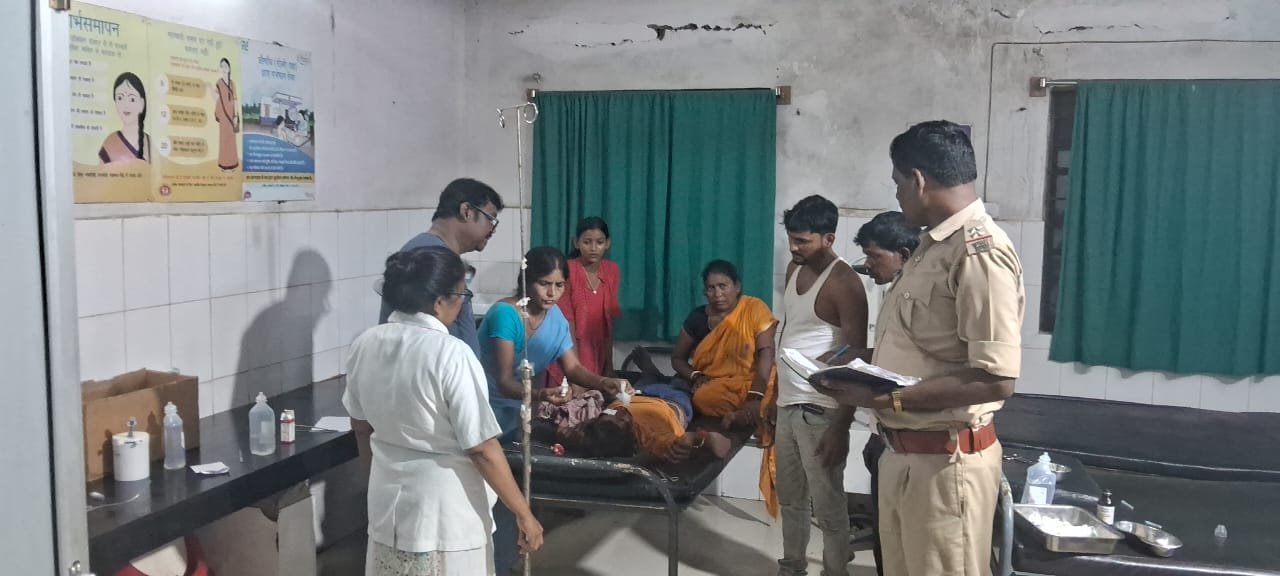 बाईक चालक ने राह चलते आदमी को मारा टक्कर,तीन घायल