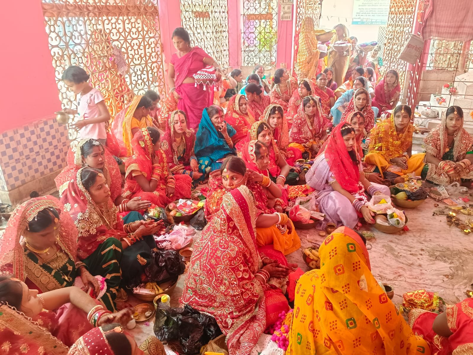 सुहागिनों ने तीज व्रत पर रखा निर्जला उपवास सुहागिनों ने तीज व्रत पर रखा निर्जला उपवास