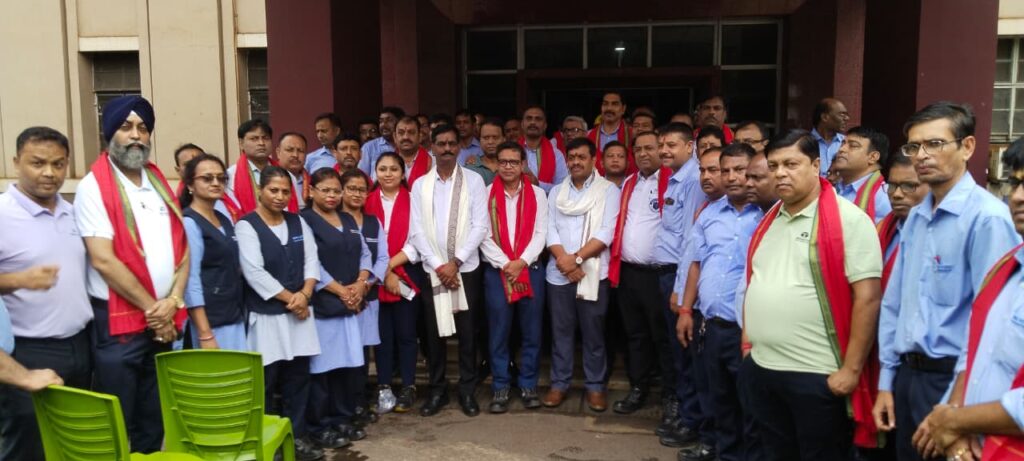 सीआईआई के वर्क स्किल प्रतिस्पर्धा में सिल्वर व गोल्ड मिलने पर अध्यक्ष व महामंत्री के हाथों शैलेंद्र व गौतम का हुआ सम्मान