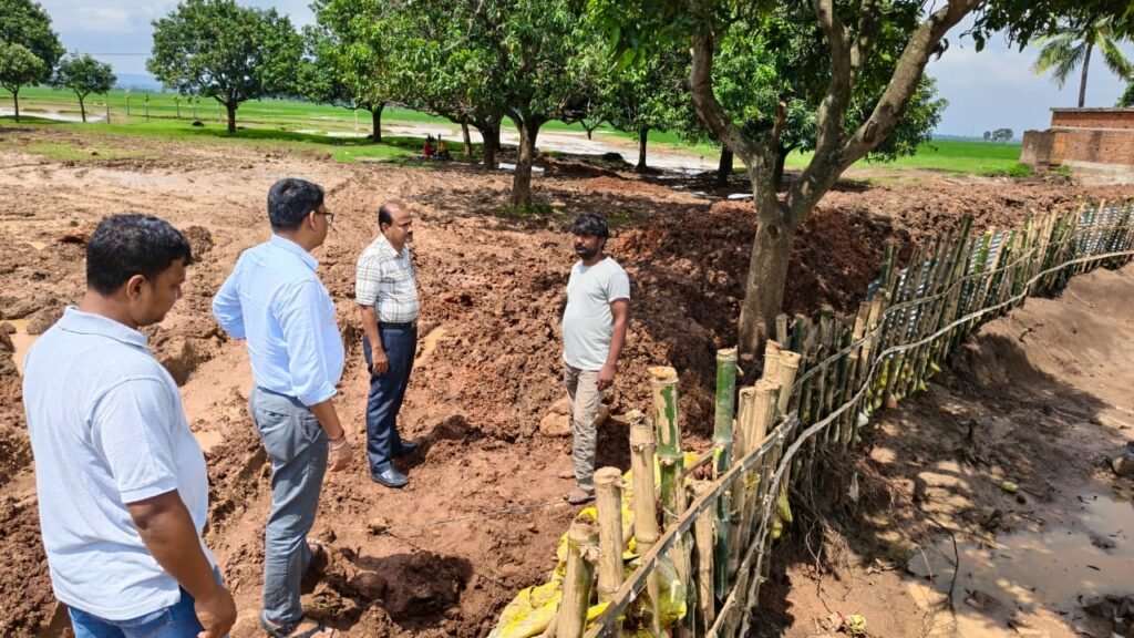 गुमानी नदी कटाव रोकने के लिए बन रहे तटबंध कार्य का निरीक्षण गुमानी नदी कटाव रोकने के लिए बन रहे तटबंध कार्य का निरीक्षण