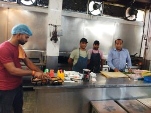 मेदिनीनगर शहर के कई प्रतिष्ठानों का एफएसओ ने किया औचक निरीक्षण,कलेक्ट किये खाने के सैम्पल