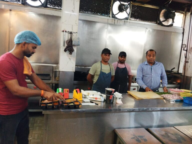 मेदिनीनगर शहर के कई प्रतिष्ठानों का एफएसओ ने किया औचक निरीक्षण,कलेक्ट किये खाने के सैम्पल