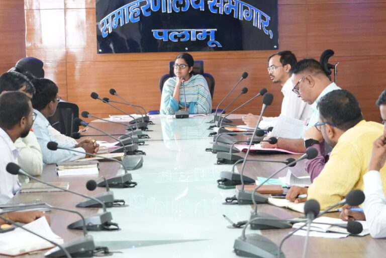 डीसी ने मेदिनीनगर नगर निगम,नगर पंचायत व नगर परिषद द्वारा किये जा रहे कार्यों की समीक्षा की