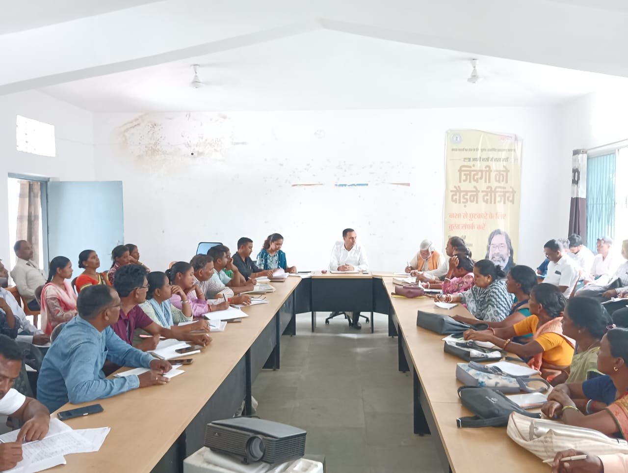 आबूवा आवास, जनमन योजना और प्रधानमंत्री आवास में तेजी लाने का निर्देश – बीडीओ दिनेश कुमार आबूवा आवास, जनमन योजना और प्रधानमंत्री आवास में तेजी लाने का निर्देश – बीडीओ दिनेश कुमार