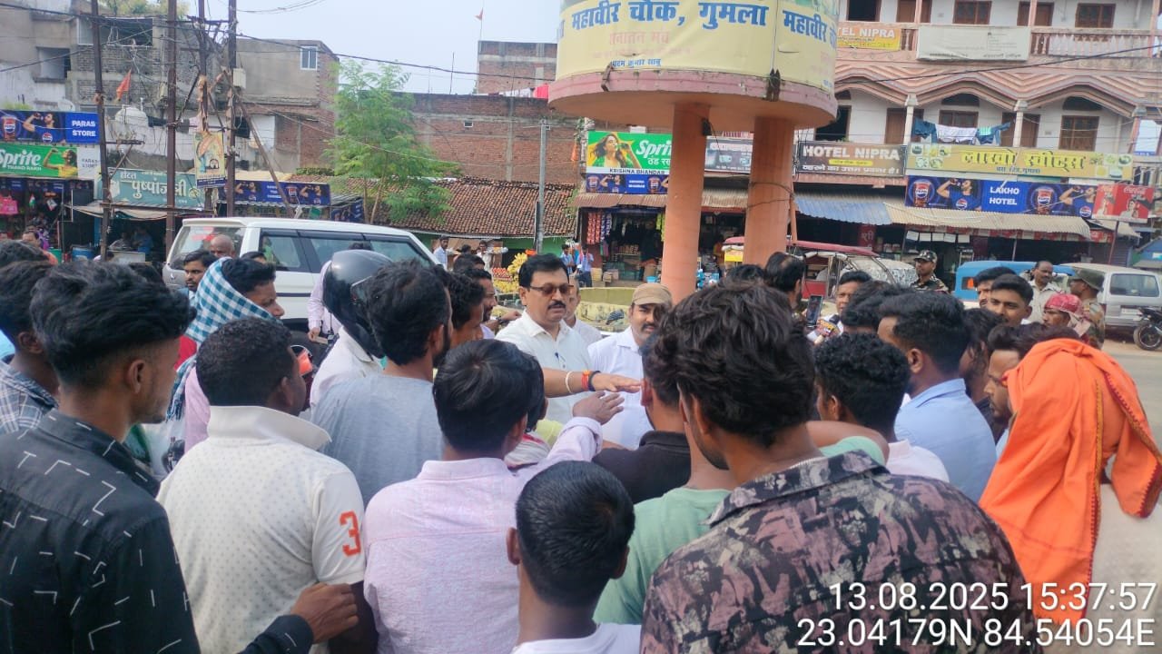 गुमला:पटेल चौक पर मोटरसाइकिल चेकिंग व जागरूकता अभियान गुमला:पटेल चौक पर मोटरसाइकिल चेकिंग व जागरूकता अभियान