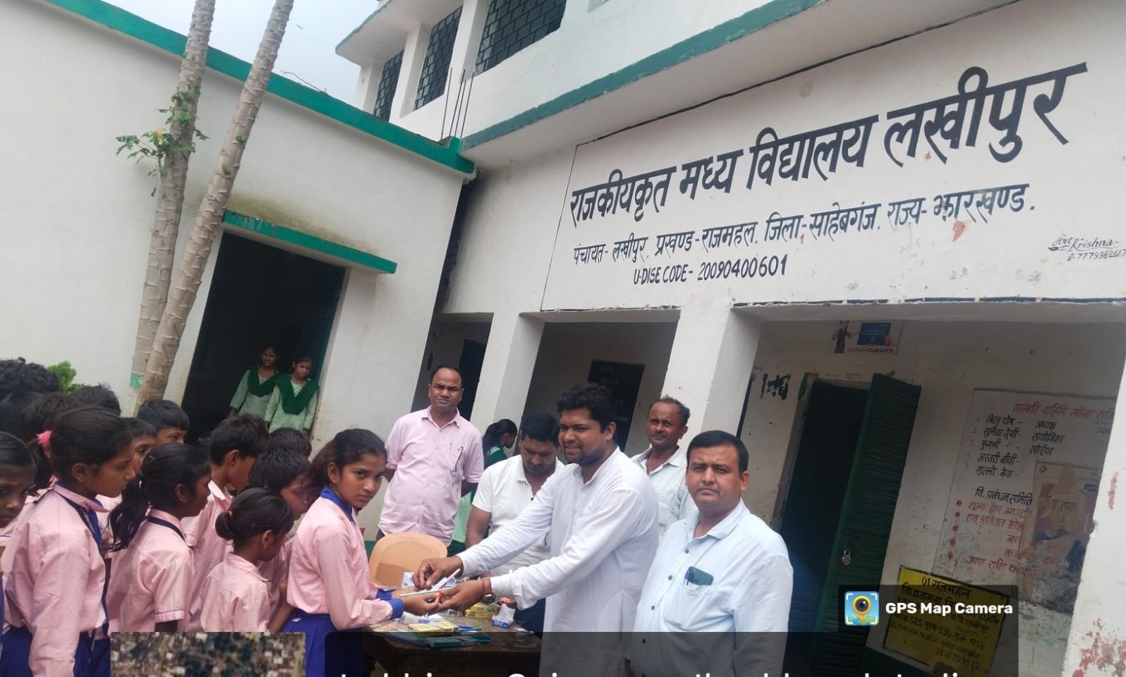 जिला परिषद सदस्य अब्दुल बारीक शेख ने विद्यालय में स्कूल किट का किया वितरण जिला परिषद सदस्य अब्दुल बारीक शेख ने विद्यालय में स्कूल किट का किया वितरण