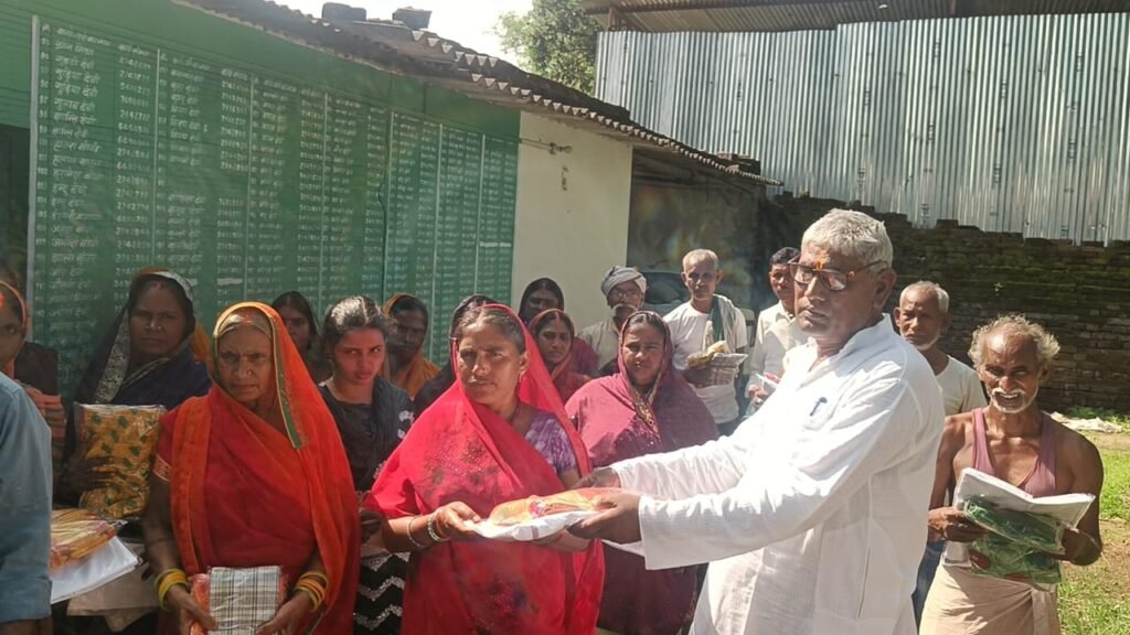 सिंदुरिया में बीपीएल परिवारों के बीच धोती-साड़ी एवं लूंगी का वितरण