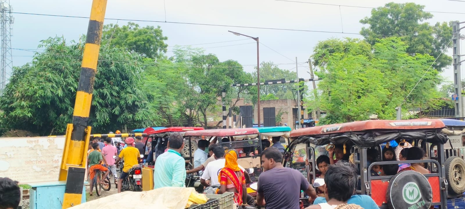 बरहड़वा:अज्ञात वाहन ने रेलवे गेट में मारी टक्कर,चालक फरार बरहड़वा:अज्ञात वाहन ने रेलवे गेट में मारी टक्कर,चालक फरार