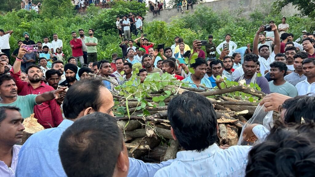शिक्षा मंत्री के निधन पर सांसद पहुंचे घोड़ाबांधा, शोक व्यक्त किये।‌