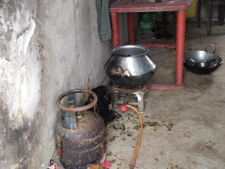 कसवा गांव में गैस लीकेज से घर में आग, हजारों की क्षति कसवा गांव में गैस लीकेज से घर में आग, हजारों की क्षति