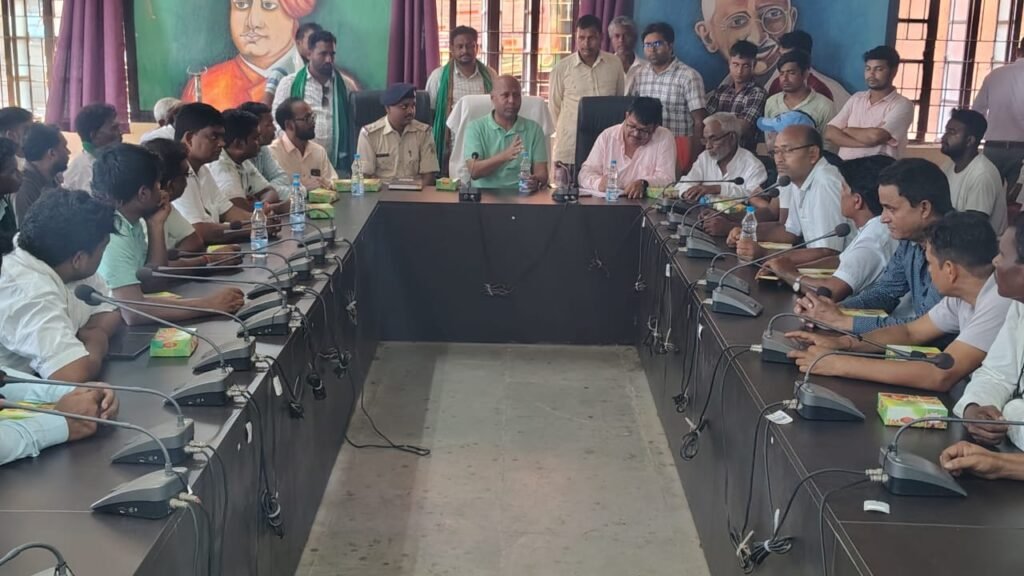 क्षेत्रीय विधायक ने सुनी जनता की समस्याएं, पदाधिकारियों को दिए त्वरित निष्पादन के निर्देश क्षेत्रीय विधायक ने सुनी जनता की समस्याएं, पदाधिकारियों को दिए त्वरित निष्पादन के निर्देश