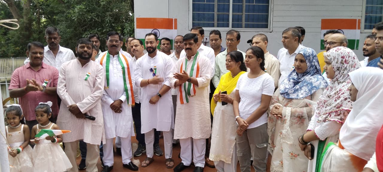 टाटा मोटर्स वर्कर्स यूनियन कार्यालय में अध्यक्ष शशि भूषण प्रसाद फहराएं तिरंगा।