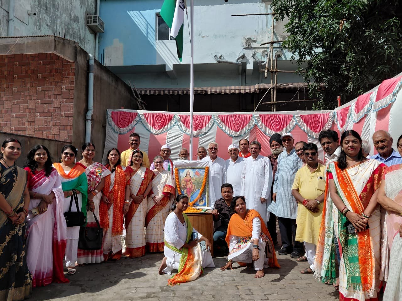 स्वतंत्रता दिवस पर तुलसी भवन में हुआ ध्वजारोहण स्वतंत्रता दिवस पर तुलसी भवन में हुआ ध्वजारोहण